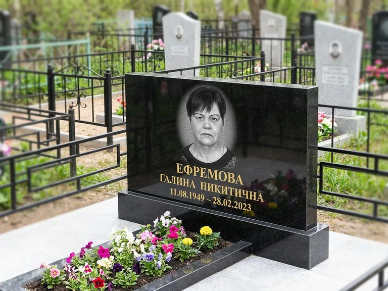 Портрет на памятнике в Санкт-Петербурге — Ч/б портрет → гравировка на горизонтальном памятнике