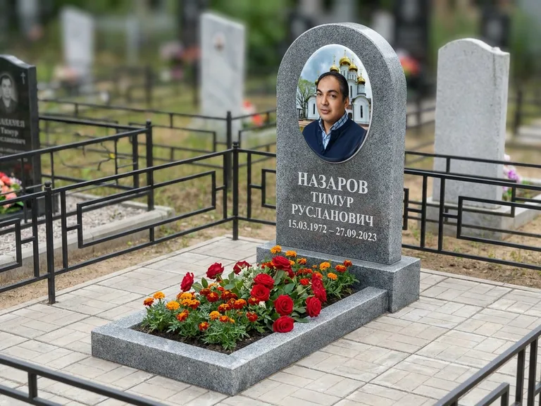 Портрет на памятнике в Санкт-Петербурге — Цветной портрет → фотокерамика-овал на сером граните, буквы белые