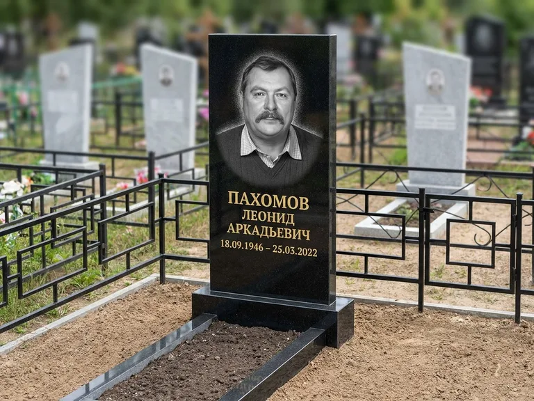 Портрет на памятнике в Санкт-Петербурге — Маленькое фото → гравировка на простом бюджетном памятнике
