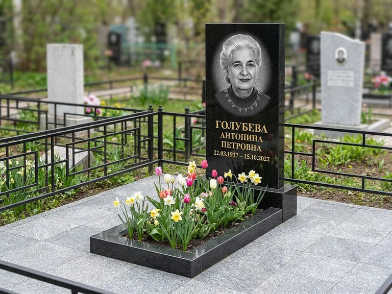 Портрет на памятнике в Санкт-Петербурге — Выцветший скан восстановили и награвировали на стеле