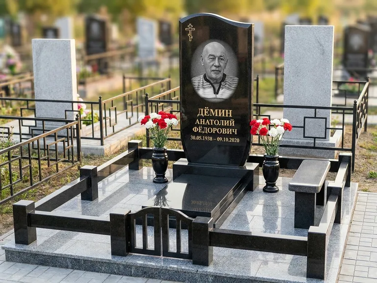 Портрет на памятнике в Санкт-Петербурге — Реставрация → гравировка на премиум-комплексе