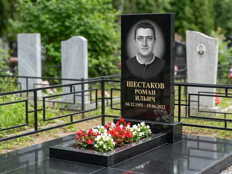 Портрет на памятнике в Санкт-Петербурге — Ч/б портрет → гравировка на стеле
