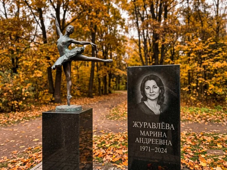 Бронзовая балерина на постаменте рядом со стелой осенью в Санкт-Петербурге