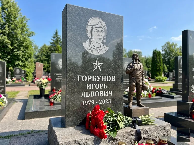 Гранитная фигура лётчика на памятнике военному со звездой в Санкт-Петербурге