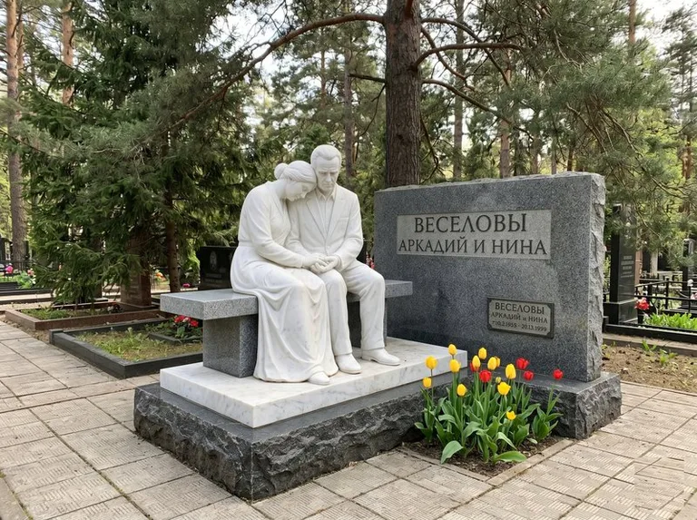 Мраморная скорбящая пара на эксклюзивном мемориале в Санкт-Петербурге