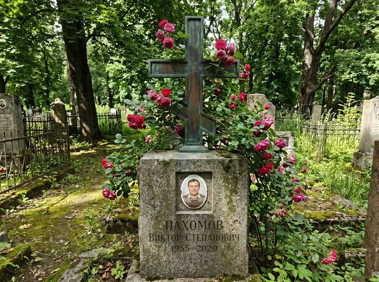 Бронзовый крест с розами на гранитной плите в Санкт-Петербурге