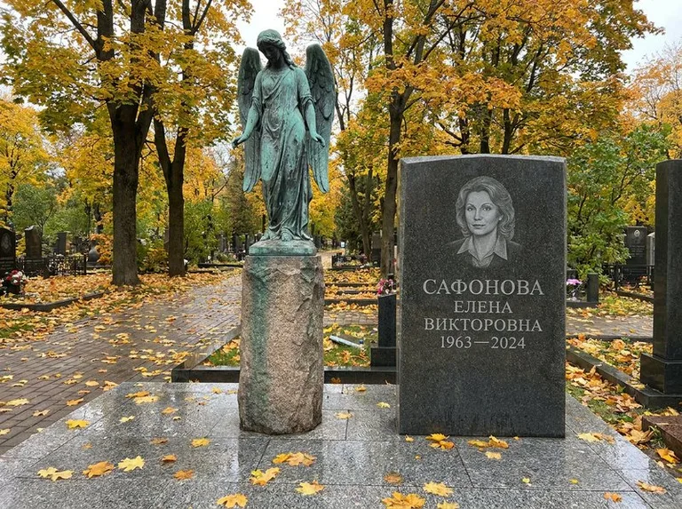 Бронзовый ангел на колонне рядом с памятником в Санкт-Петербурге