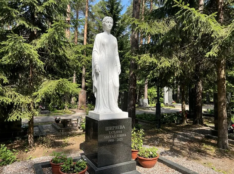 Ростовая женская фигура с портретным сходством на мемориале в Санкт-Петербурге