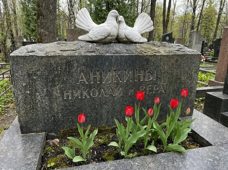 Пара голубей из литьевого мрамора на гранитной плите в Санкт-Петербурге