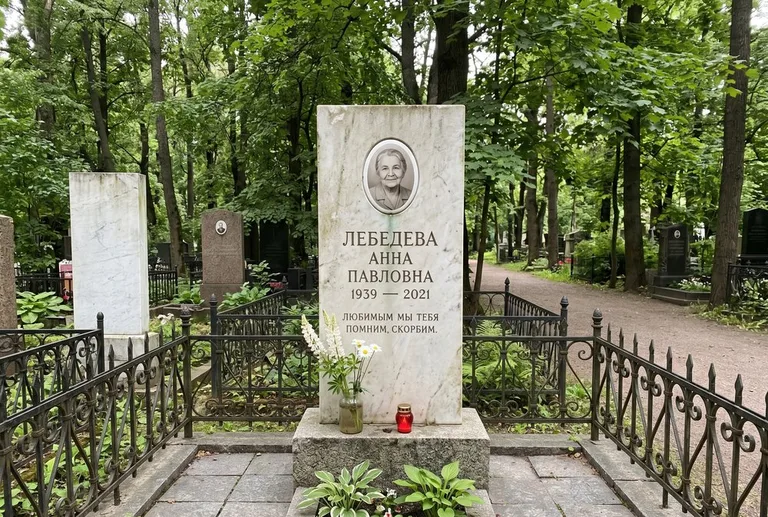 Уборка могилы до и после осенью — городское кладбище в Санкт-Петербурге