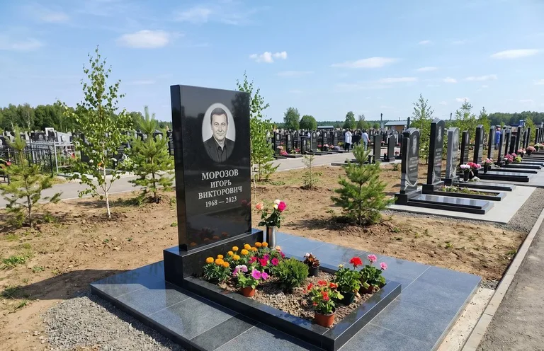 Уборка могилы со скамьёй до и после в Санкт-Петербурге