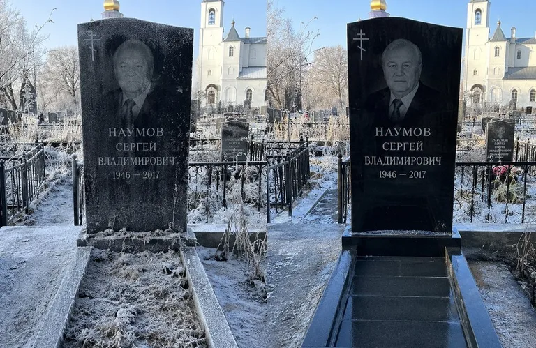 Диптих №18: могила с деревянным крестом и низкой оградкой — выполота трава в Санкт-Петербурге