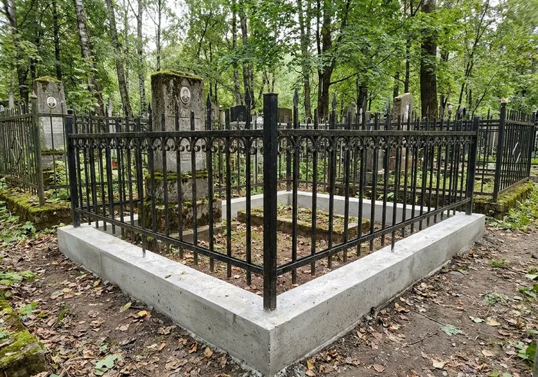 Установка ограды на бетонный поребрик по периметру в Санкт-Петербурге