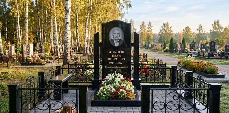 Мемориальный комплекс с цветником и оградой в Санкт-Петербурге
