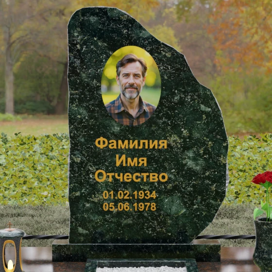 Гранитный памятник-скала с кованой оградой, гранит Балтик грин