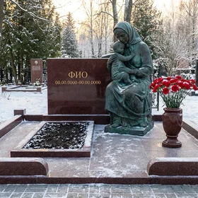 Бронзовый мемориал с резной фигурой в полный рост со скорбящей матерью