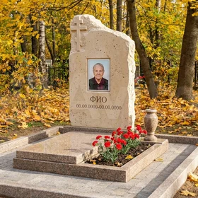 Памятник из светлого известняка в форме скалы с крестом