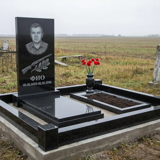 Гранитный памятник охотнику в форме монолитной глыбы с гравировкой оленя