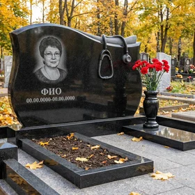 Гранитный памятник врачу в форме арки с фонендоскопом и книгой