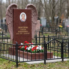Мемориал с крыльями ангела из красного гранита