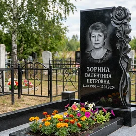 Памятник с розой на стеле из черного габбро-диабаза