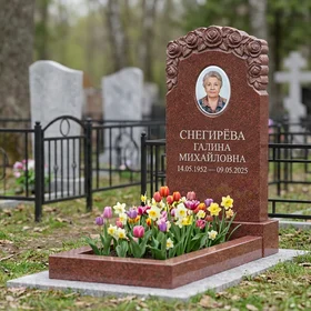 Памятник с гирляндой роз из лезниковского гранита