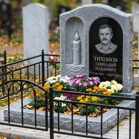 Мемориал с горящей свечой из мансуровского гранита