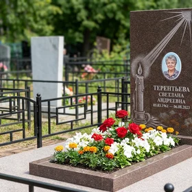 Памятник с горящей свечой из дымовского гранита с лучом света