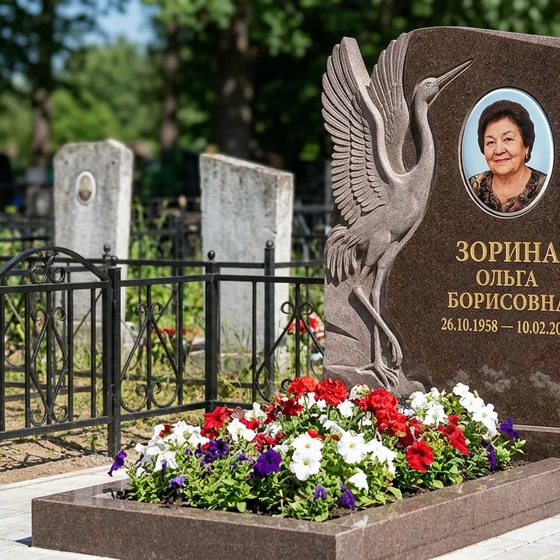 Памятник с журавлем из дымовского гранита с фотопортретом