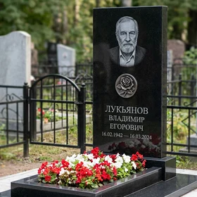 Памятник с розой из чёрного габбро-диабаза с портретом