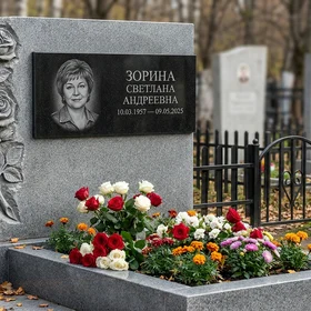 Памятник с розой из мансуровского гранита с глубокой фрезеровкой