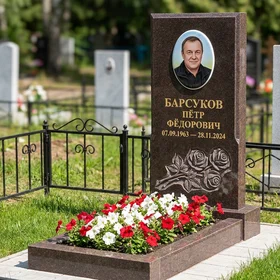 Памятник с тремя розами из дымовского гранита с портретом