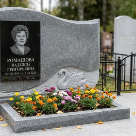 Памятник с лебедем из мансуровского гранита с волнообразной стелой