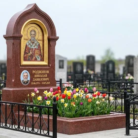 Памятник с мозаичной иконой из лезниковского гранита с цветной фотокерамикой