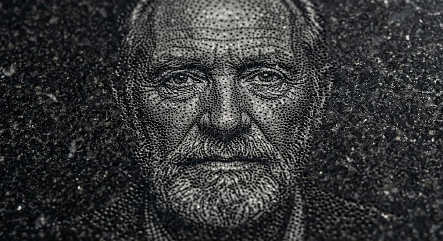 tekstura-gravirovki-na-chernom-granite