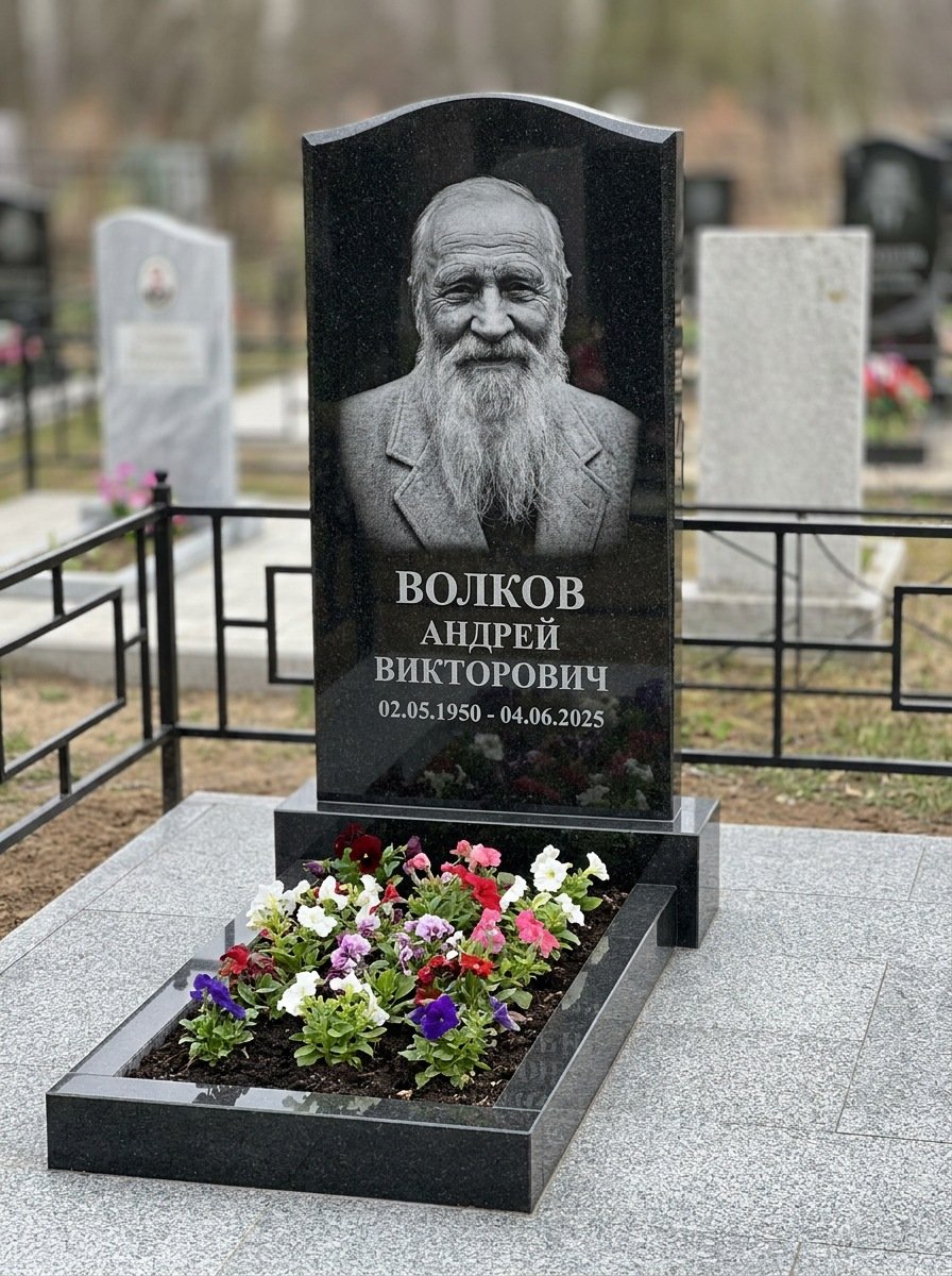 Портрет на памятнике в Санкт-Петербурге — Старый снимок восстановили, портрет по грудь — гравировка